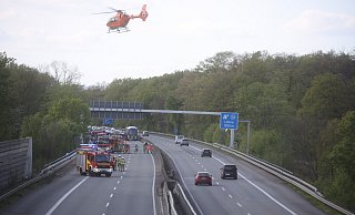 Nach einem schweren Unfall auf der A 30 in Löhne kurz vor der Abfahrt Gohfeld war am Sonntagnachmittag auch der Rettungshubschrauber im Einsatz. - Jörg Stuke Nach einem schweren Unfall auf der A 30 in Löhne kurz vor der Abfahrt Gohfeld war am Sonntagnachmittag auch der Rettungshubschrauber im Einsatz. - Jörg Stuke