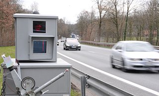 Spült viel Geld in die Kasse: Blitzer "Nico" an der Westumgehung in Halle. Er ist einer von drei Geräten dieser Art, die der Kreis im Einsatz hat. Künftig will er sie auch stärker an den Wochenenden einsetzen. - Uwe Pollmeier Spült viel Geld in die Kasse: Blitzer "Nico" an der Westumgehung in Halle. Er ist einer von drei Geräten dieser Art, die der Kreis im Einsatz hat. Künftig will er sie auch stärker an den Wochenenden einsetzen. - Uwe Pollmeier