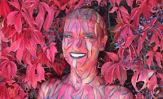 Nicht nur das Gesicht wird zum Kunstwerk auf der Landesgartenschau, sondern der ganze Körper. - LGS Höxter/Manuela Puls und Atelier Jörg Düsterwald Nicht nur das Gesicht wird zum Kunstwerk auf der Landesgartenschau, sondern der ganze Körper. - LGS Höxter/Manuela Puls und Atelier Jörg Düsterwald