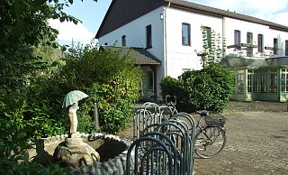 Der Dorfbrunnen im Vordergrund sprudelt seit der Schließung des Gestringer Hofes nicht mehr. Jetzt soll in den großen Saal der Gaststätte die Dorfgemeinschaft einziehen. - Karsten Schulz Der Dorfbrunnen im Vordergrund sprudelt seit der Schließung des Gestringer Hofes nicht mehr. Jetzt soll in den großen Saal der Gaststätte die Dorfgemeinschaft einziehen. - Karsten Schulz