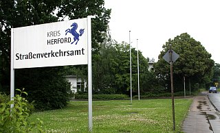 Auf dem großen Parkplatz des Straßenverkehrsamtes in Kirchlengern werden ab Sommer fünf Kita-Gruppen in Containern untergebracht. - Björn Kenter Auf dem großen Parkplatz des Straßenverkehrsamtes in Kirchlengern werden ab Sommer fünf Kita-Gruppen in Containern untergebracht. - Björn Kenter