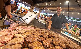 Betreiber Siggi Friedt steht auf dem Liboriberg am Grill des Kultstands Schinderhannes. - Niklas Tüns Betreiber Siggi Friedt steht auf dem Liboriberg am Grill des Kultstands Schinderhannes. - Niklas Tüns