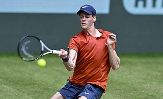 Jannik Sinner schlägt eine Vorhand. Der Italiener hat sich dank eines Dreisatzsieges für die nächste Runde qualifiziert. - IMAGO/pepphoto Jannik Sinner schlägt eine Vorhand. Der Italiener hat sich dank eines Dreisatzsieges für die nächste Runde qualifiziert. - IMAGO/pepphoto