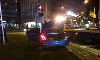 Der demolierte Mercedes auf dem Willy-Brandt-Platz. - Charlotte Mahncke Der demolierte Mercedes auf dem Willy-Brandt-Platz. - Charlotte Mahncke