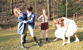Friedrich Ströhmer (Demetrius, v. l.), Joss Spieker-Siebrecht (Lysander), Lea Gasse (Puck und Regieassistenz), Ilka Kottkamp (Helena) und Kirstin Hünnefeld (Hermia) proben für den „Sommernachtstraum“ am Bökendorfer Waldesrand. - Madita Schellenberg Friedrich Ströhmer (Demetrius, v. l.), Joss Spieker-Siebrecht (Lysander), Lea Gasse (Puck und Regieassistenz), Ilka Kottkamp (Helena) und Kirstin Hünnefeld (Hermia) proben für den „Sommernachtstraum“ am Bökendorfer Waldesrand. - Madita Schellenberg