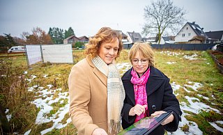 Bettina Lienekampf-Beckel (l.) und Simone Bille stehen auf dem Grundstück, das demnächst mit vier Reihenhäsern bebaut wird. - Mike-Dennis Mller / www.mdm.photo Bettina Lienekampf-Beckel (l.) und Simone Bille stehen auf dem Grundstück, das demnächst mit vier Reihenhäsern bebaut wird. - Mike-Dennis Mller / www.mdm.photo