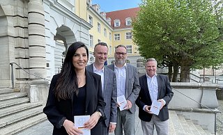 Die Projektverantwortliche Handan Kaya (v. l.), Sozialamtsleiter Frank Holtmann, Sozialdezernent Patrick Puls und Bürgermeister Tim Kähler wollen mit einem Servicebüro Menschen beratend zur Seite stehen, die die deutsche Staatsbürgerschaft annehmen möchten. - Natalie Gottwald Die Projektverantwortliche Handan Kaya (v. l.), Sozialamtsleiter Frank Holtmann, Sozialdezernent Patrick Puls und Bürgermeister Tim Kähler wollen mit einem Servicebüro Menschen beratend zur Seite stehen, die die deutsche Staatsbürgerschaft annehmen möchten. - Natalie Gottwald