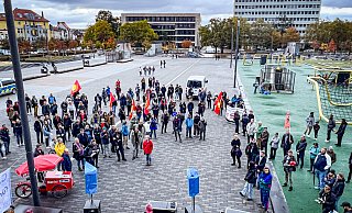Rund 100 Teilnehmer sind zur Auftaktkundgebung des neuen Bündnisses "Genug ist genug" auf den Kesselbrink gekommen. - Mike-Dennis Müller Rund 100 Teilnehmer sind zur Auftaktkundgebung des neuen Bündnisses "Genug ist genug" auf den Kesselbrink gekommen. - Mike-Dennis Müller