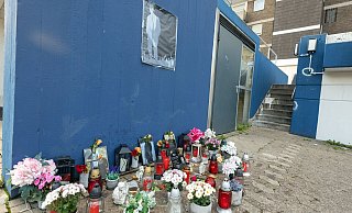Zehn Monate nach der Tat findet sich am Tatort im Bielefelder Süden weiterhin Grablichter, Kerzen, Bilder, die an den erschossenen Memo K. erinnern. - Oliver Krato Zehn Monate nach der Tat findet sich am Tatort im Bielefelder Süden weiterhin Grablichter, Kerzen, Bilder, die an den erschossenen Memo K. erinnern. - Oliver Krato