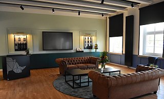 Blau und Grün sind die Farben in der Start-up-Lounge. Die Designer griffen damit die Farben der britischen Streitkräfte auf. Auch das Nashorn am Sprecherpult (links) ist eine Reminiszenz an die britische Division, die in Herford stationiert war. - Stadt Herford Blau und Grün sind die Farben in der Start-up-Lounge. Die Designer griffen damit die Farben der britischen Streitkräfte auf. Auch das Nashorn am Sprecherpult (links) ist eine Reminiszenz an die britische Division, die in Herford stationiert war. - Stadt Herford