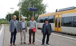 Die Region soll zum Zug kommen: Uwe Hartmeier (VCD Lübbecke, v. l.), Rainer Engel (Pro Bahn), Thomas Dippert (VCD-Kreisverband) und Klaus Haasis (Initiative Wittlager Kreisbahn) stellten das Konzept für die Reaktivierung vor. - Sandra Spieker Die Region soll zum Zug kommen: Uwe Hartmeier (VCD Lübbecke, v. l.), Rainer Engel (Pro Bahn), Thomas Dippert (VCD-Kreisverband) und Klaus Haasis (Initiative Wittlager Kreisbahn) stellten das Konzept für die Reaktivierung vor. - Sandra Spieker