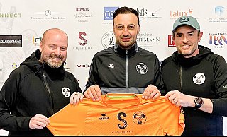 Josef Cinar (Mitte) hat seinen Vertrag bei Berdenia Berbourg verlängert. Vereinschef Raoul Schummer (l.) und der Sportliche Leiter Tom Huber freuen sich. - Uwe Caspar Josef Cinar (Mitte) hat seinen Vertrag bei Berdenia Berbourg verlängert. Vereinschef Raoul Schummer (l.) und der Sportliche Leiter Tom Huber freuen sich. - Uwe Caspar