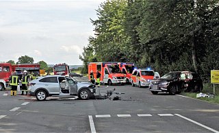 Beide kollidierten Autos mussten abgeschleppt werden. - Polizei Beide kollidierten Autos mussten abgeschleppt werden. - Polizei