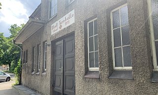 Die denkmalgeschützte Lübberbruch-Turnhalle, die ebenfalls Teil des Geländes ist, soll auch noch saniert werden. Gerade wurde die Statik des Daches geprüft, die wohl zunächst noch ertüchtigt werden muss. - Natalie Gottwald Die denkmalgeschützte Lübberbruch-Turnhalle, die ebenfalls Teil des Geländes ist, soll auch noch saniert werden. Gerade wurde die Statik des Daches geprüft, die wohl zunächst noch ertüchtigt werden muss. - Natalie Gottwald