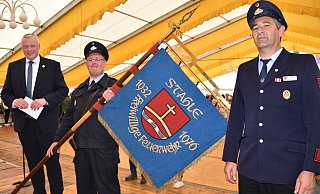 Die Feuerwehr Stahle wurde 90 Jahre jung – auch Bürgermeister Daniel Hartmann (l.) gratulierte. - Simone Kube Die Feuerwehr Stahle wurde 90 Jahre jung – auch Bürgermeister Daniel Hartmann (l.) gratulierte. - Simone Kube