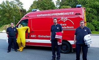 Bereit für den EM-Einsatz sind die ABC-Einheiten des Kreises mit Maik Sellemerten (v. l.), Benedikt Schmertmann und Carl Wübbe vor dem Führungsfahrzeug der Teileinheit Gefahrenabwehr. - Ralph Meyer Bereit für den EM-Einsatz sind die ABC-Einheiten des Kreises mit Maik Sellemerten (v. l.), Benedikt Schmertmann und Carl Wübbe vor dem Führungsfahrzeug der Teileinheit Gefahrenabwehr. - Ralph Meyer