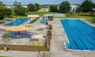 Schon bald herrscht in den Becken im Bünder Freibad wieder reger Betrieb. - Bünder Bäder Schon bald herrscht in den Becken im Bünder Freibad wieder reger Betrieb. - Bünder Bäder