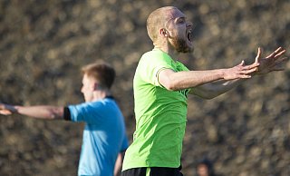 Er kann es nicht fassen: Christian Schmidt vom SV Rödinghausen II ist mit dieser Schiedsrichter-Entscheidung so gar nicht einverstanden. - Joel Beinke Er kann es nicht fassen: Christian Schmidt vom SV Rödinghausen II ist mit dieser Schiedsrichter-Entscheidung so gar nicht einverstanden. - Joel Beinke