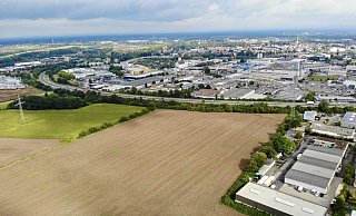 Der Campus für Brandschutz, Rettungsdienst und Katastrophenschutz von Kreis und Stadt Paderborn soll auf der freien Fläche (Wiese und Acker) an der Barkhauser Straße entstehen. Oberhalb angrenzend verläuft die B64. - Jens Reddeker Der Campus für Brandschutz, Rettungsdienst und Katastrophenschutz von Kreis und Stadt Paderborn soll auf der freien Fläche (Wiese und Acker) an der Barkhauser Straße entstehen. Oberhalb angrenzend verläuft die B64. - Jens Reddeker