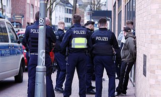 Polizisten kontrollieren im Rahmen des Einsatzes zwei Verdächtige an der Strengerstraße. - Patrick Menzel Polizisten kontrollieren im Rahmen des Einsatzes zwei Verdächtige an der Strengerstraße. - Patrick Menzel