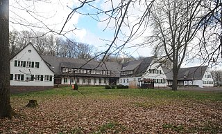Der westliche Teil der ehemaligen Gau-Schulungsburg "Church House" in Lübbecke steht als Reserve für die Flüchtlingsunterbringung zur Verfügung, wenn - Joern Spreen-Ledebur Der westliche Teil der ehemaligen Gau-Schulungsburg "Church House" in Lübbecke steht als Reserve für die Flüchtlingsunterbringung zur Verfügung, wenn - Joern Spreen-Ledebur
