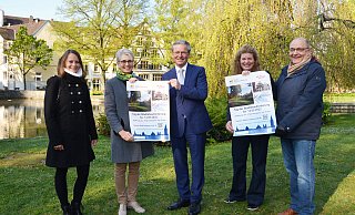 Indra Bradbury (v. l.) Claudia Warnecke, Bürgermeister Michael Dreier, Jessica Schütte, und Wolfgang Walter freuen sich auf die Eröffnung des Paderauenparks. - Stadt Paderborn Indra Bradbury (v. l.) Claudia Warnecke, Bürgermeister Michael Dreier, Jessica Schütte, und Wolfgang Walter freuen sich auf die Eröffnung des Paderauenparks. - Stadt Paderborn