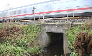 Der Markbach kreuzt in Kirchlengern auch die Bahnlinie. Der Durchlass muss noch vergrößert werden. - Florian Weyand Der Markbach kreuzt in Kirchlengern auch die Bahnlinie. Der Durchlass muss noch vergrößert werden. - Florian Weyand