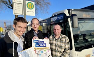 Julius Riediger (v. l.), Verkehrsplanung Padersprinter, René Möller, Verkehrsleitung und -planung, und Boris Beckmann, Verkehrsplanung zeigen den neuen Busfahrplan. - Padersprinter Julius Riediger (v. l.), Verkehrsplanung Padersprinter, René Möller, Verkehrsleitung und -planung, und Boris Beckmann, Verkehrsplanung zeigen den neuen Busfahrplan. - Padersprinter