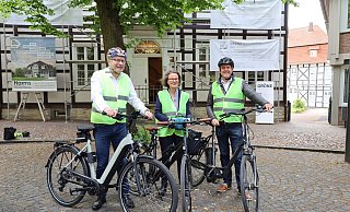Der Landtagsabgeordnete Bernhard Hoppe-Biermeyer, die NRW-Ministerin Ina Scharrenbach und Bürgermeister Werner Peitz (v.l.) freuen sich über die Fördersumme in Höhe von 86.000 Euro für die umfassende Sanierung des Heimathauses. - Regina Brucksch Der Landtagsabgeordnete Bernhard Hoppe-Biermeyer, die NRW-Ministerin Ina Scharrenbach und Bürgermeister Werner Peitz (v.l.) freuen sich über die Fördersumme in Höhe von 86.000 Euro für die umfassende Sanierung des Heimathauses. - Regina Brucksch