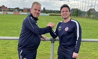 Hand drauf: Holsens sportlicher Leiter Götz Wittenberg (l.) und der neue Trainer Luigi Di-Bella besiegeln symbolisch die Amtsübernahme. - Florian Finke Hand drauf: Holsens sportlicher Leiter Götz Wittenberg (l.) und der neue Trainer Luigi Di-Bella besiegeln symbolisch die Amtsübernahme. - Florian Finke