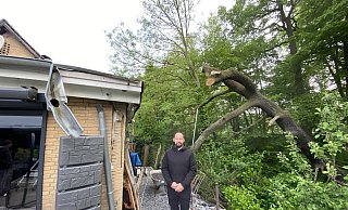 Tom Brinkmann-Clasberg steht auf seiner Terrasse - in der Luft hängt der Rest des Siel-Baumes. - Nicole Sielermann Tom Brinkmann-Clasberg steht auf seiner Terrasse - in der Luft hängt der Rest des Siel-Baumes. - Nicole Sielermann
