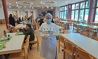 Bei Jennifer Sen in der Mensa der Bertolt-Brecht-Gesamtschule haben die Schüler immer die Wahl zwischen einem vegetarischen und einem Fleischgericht. - Matthias Reiprich Bei Jennifer Sen in der Mensa der Bertolt-Brecht-Gesamtschule haben die Schüler immer die Wahl zwischen einem vegetarischen und einem Fleischgericht. - Matthias Reiprich