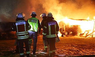 7 der 17 Lämmer und Schafe im Stall wurden Opfer der Flammen. Die Kripo sucht nun Beweise für eine Straftat. - Charlotte Mahncke 7 der 17 Lämmer und Schafe im Stall wurden Opfer der Flammen. Die Kripo sucht nun Beweise für eine Straftat. - Charlotte Mahncke