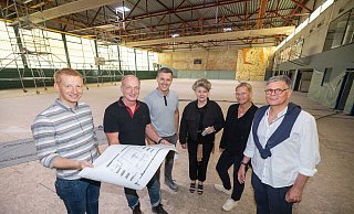 tellen das Sporthallen-Projekt vor: (v.l.) Arne Middeldorf (Sportamt), Andreas Schröder (ISB), Lulzim Maliqi (Büro Rimkeit), Susanne Beckmann (Amt für Schule), Christine Harodt (ISB) und Andreas Rimkeit. - Oliver Krato tellen das Sporthallen-Projekt vor: (v.l.) Arne Middeldorf (Sportamt), Andreas Schröder (ISB), Lulzim Maliqi (Büro Rimkeit), Susanne Beckmann (Amt für Schule), Christine Harodt (ISB) und Andreas Rimkeit. - Oliver Krato
