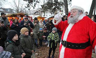 Höhepunkt des Lichterglanzes für die jüngsten Gäste ist immer der Besuch des Weihnachtsmannes, der den Kinder Süßes überreichte und auch ein paar freundliche Worteparat hatte. - Klaus Frensing Höhepunkt des Lichterglanzes für die jüngsten Gäste ist immer der Besuch des Weihnachtsmannes, der den Kinder Süßes überreichte und auch ein paar freundliche Worteparat hatte. - Klaus Frensing