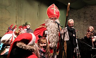 Ob in diesem Jahr der Nikolaus wieder den Weihnachtsmarkt in der Warburger Altstadt besuchen wird? - NW-Archiv/Simone Flörke Ob in diesem Jahr der Nikolaus wieder den Weihnachtsmarkt in der Warburger Altstadt besuchen wird? - NW-Archiv/Simone Flörke