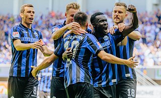 Sirlord Conteh (2. v. r.) hat soeben das 5:0 erzielt. Ron Schallenberg, Jasper van der Werff, Julian Justvan, Florent Muslija (verdeckt) und Dennis Srbeny (v. l.) gratulieren. - Besim Mazhiqi Sirlord Conteh (2. v. r.) hat soeben das 5:0 erzielt. Ron Schallenberg, Jasper van der Werff, Julian Justvan, Florent Muslija (verdeckt) und Dennis Srbeny (v. l.) gratulieren. - Besim Mazhiqi