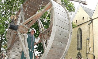 Auch ein Tretradkran, mit dem früher schwere Lasten gehoben wurden, war schon mal beim Museumsfest zu sehen. - Mareike Patock Auch ein Tretradkran, mit dem früher schwere Lasten gehoben wurden, war schon mal beim Museumsfest zu sehen. - Mareike Patock