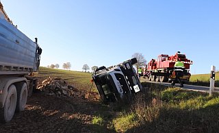Der mit Steinen beladene Laster kippte auf das Feld. - Polizei Der mit Steinen beladene Laster kippte auf das Feld. - Polizei
