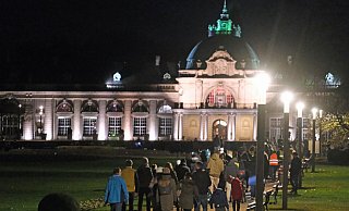 Der Coronaprotest in Bad Oeynhausen spazierte vor einem Jahr im Winter 2022 noch mit Lichtern durch Innenstadt und Kurpark. - Thorsten Gödecker Der Coronaprotest in Bad Oeynhausen spazierte vor einem Jahr im Winter 2022 noch mit Lichtern durch Innenstadt und Kurpark. - Thorsten Gödecker