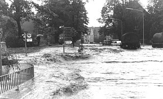 Bei der Heinrichsflut stand auch am Heierstor, heute bekannter als Detmolder Tor, in der Paderborner Kernstadt alles unter Wasser. - Stadt- und Kreisarchiv Paderborn / Baxpöhler Bei der Heinrichsflut stand auch am Heierstor, heute bekannter als Detmolder Tor, in der Paderborner Kernstadt alles unter Wasser. - Stadt- und Kreisarchiv Paderborn / Baxpöhler