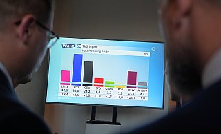 Besucher des Landtags in Thüringen betrachten auf einem Bildschirm die Hochrechnung der ARD von 19.29 Uhr. - Michael Kappeler Besucher des Landtags in Thüringen betrachten auf einem Bildschirm die Hochrechnung der ARD von 19.29 Uhr. - Michael Kappeler