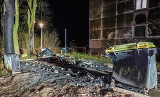 Die abgebrannten Müllcontainer standen nahe am Wohnhaus. - Paul Brinkmann Die abgebrannten Müllcontainer standen nahe am Wohnhaus. - Paul Brinkmann