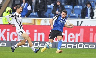 Arminia Bielefelds Aygün Yildirim (r.) duelliert sich mit dem Sandhäuser Christoph Ehlich. - Oliver Krato Arminia Bielefelds Aygün Yildirim (r.) duelliert sich mit dem Sandhäuser Christoph Ehlich. - Oliver Krato
