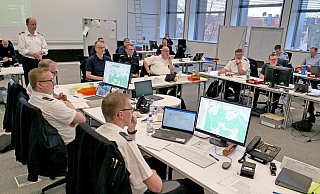 Blick in den Stabsraum: Die Sachgebietsleiter und ihre Gehilfen bearbeiten das Übungsszenario und lösen gestellte Aufgaben. - Ralph Meyer/VdF Blick in den Stabsraum: Die Sachgebietsleiter und ihre Gehilfen bearbeiten das Übungsszenario und lösen gestellte Aufgaben. - Ralph Meyer/VdF