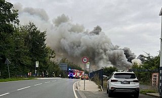 Großbrand in Bielefeld: Die Rauchwolke war weit zu sehen. - NW Großbrand in Bielefeld: Die Rauchwolke war weit zu sehen. - NW