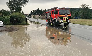 Das Wasser konnte an vielen Stellen nicht richtig versickern. - Feuerwehr Enger Das Wasser konnte an vielen Stellen nicht richtig versickern. - Feuerwehr Enger