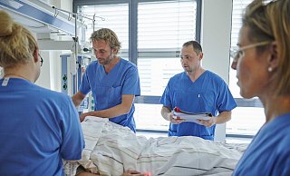 Archivbild: Auf der Intensivstatin III des Herforder Klinikums arbeitet ein 40-köpfiges Team. 2019 musste das Personal noch keine Schutzkleidung tragen. - Klinikum Herford Archivbild: Auf der Intensivstatin III des Herforder Klinikums arbeitet ein 40-köpfiges Team. 2019 musste das Personal noch keine Schutzkleidung tragen. - Klinikum Herford
