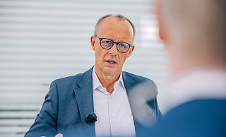 Der CDU-Vorsitzende Friedrich Merz (l.) sitzt mit Theo Koll, ZDF-Moderator und Leiter des ZDF-Hauptstadtstudios, beim ZDF-Sommerinterview. - dpa Der CDU-Vorsitzende Friedrich Merz (l.) sitzt mit Theo Koll, ZDF-Moderator und Leiter des ZDF-Hauptstadtstudios, beim ZDF-Sommerinterview. - dpa