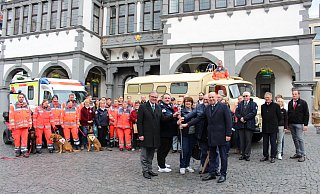 Das "Licht der Hoffnung und Menschlichkeit" halten Bürgermeister Michael Dreier (v. l.), Kreisrotkreuzleiter Thomas Gabor, Nilgün Özel, Vizepräsidentin des DRK-Landesverbandes NRW, Heinz Köhler, Präsident des DRK-Kreisverbandes Paderborn und Landrat Christoph Rüther vor dem Rathaus in der Hand, bevor es an den nächsten Kreisverband weitergereicht wird. - Pauline Maus Das "Licht der Hoffnung und Menschlichkeit" halten Bürgermeister Michael Dreier (v. l.), Kreisrotkreuzleiter Thomas Gabor, Nilgün Özel, Vizepräsidentin des DRK-Landesverbandes NRW, Heinz Köhler, Präsident des DRK-Kreisverbandes Paderborn und Landrat Christoph Rüther vor dem Rathaus in der Hand, bevor es an den nächsten Kreisverband weitergereicht wird. - Pauline Maus